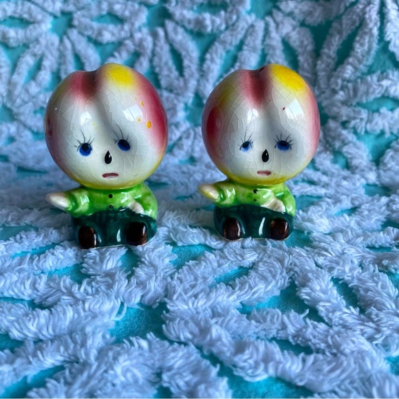 Vintage anthropomorphic salt & pepper shaker set sweet sad peaches fruits - Picture 1 of 6
